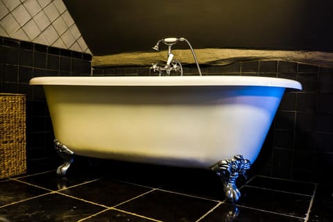 Shower, Toilet, Hot Tub, Massage, Sauna, Solarium, Steam room, Spa and wellness centre/facilities