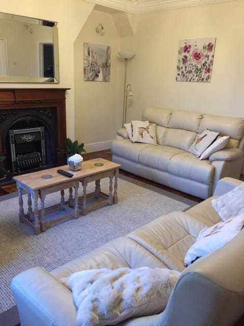 Glenbrae House 3 bedrooms near Nantwich with countryside views on private driveway House in England