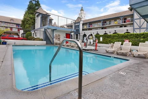Castle Inn and Suites Anaheim Hotel in Garden Grove
