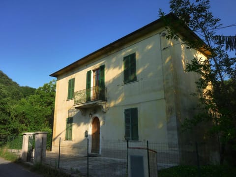 Property building, Facade/entrance, Day