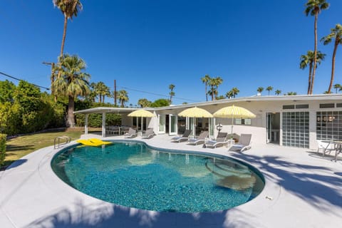 Mid Mod Sunsation House in Palm Springs