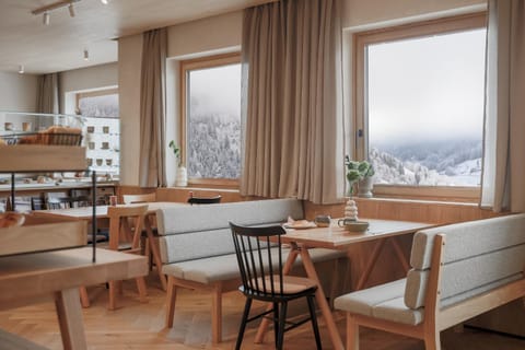 Seating area, Dining area
