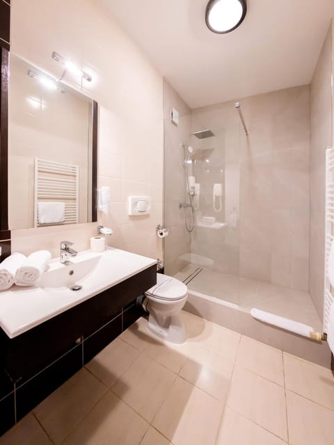 Shower, Bathroom, hair dryier, soundproof, towels