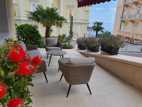 Patio, Nearby landmark, Neighbourhood, Balcony/Terrace, Decorative detail