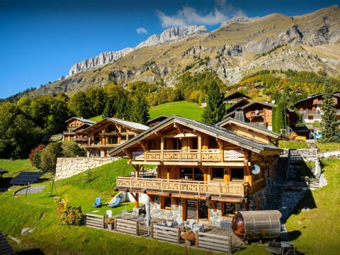 Property building, Day, Natural landscape, Summer, Mountain view