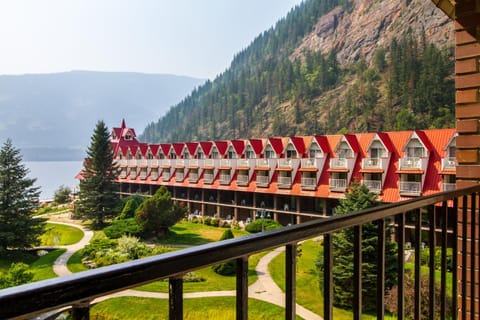 Three Valley Lake Chateau Hotel in Columbia-Shuswap A