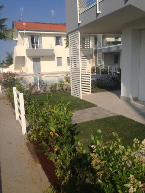 Facade/entrance, Garden, Balcony/Terrace