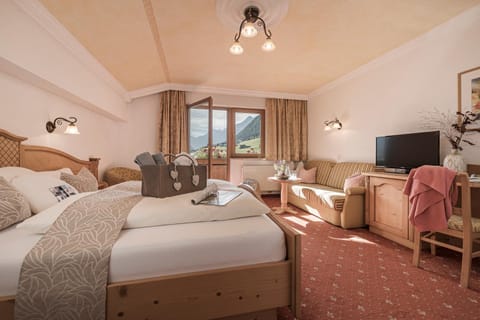 Photo of the whole room, Seating area, Bedroom