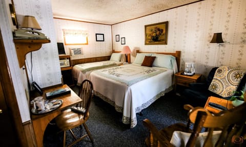 The Pines Country Inn Motel in Black Hills
