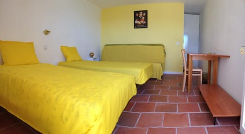 Bed, Photo of the whole room, Seating area