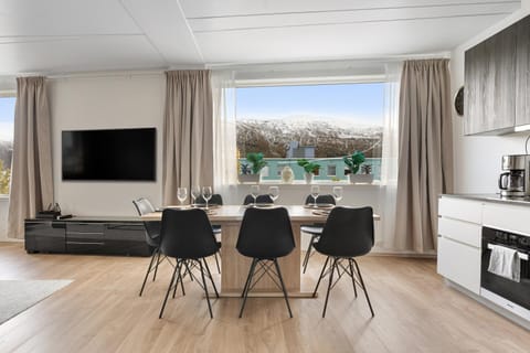 View (from property/room), Living room, Dining area, City view, Mountain view, kitchen