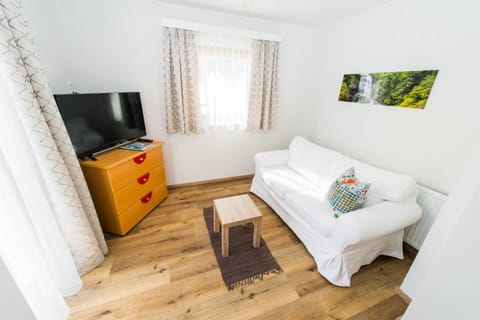 Communal lounge/ TV room, TV and multimedia, Living room, Photo of the whole room, Seating area