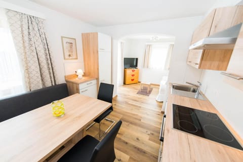 Communal lounge/ TV room, TV and multimedia, Kitchen or kitchenette, Living room, Seating area, Dining area