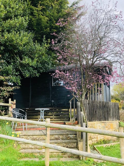 The Cherry Tree Gypsy Wagon House in Cherwell District