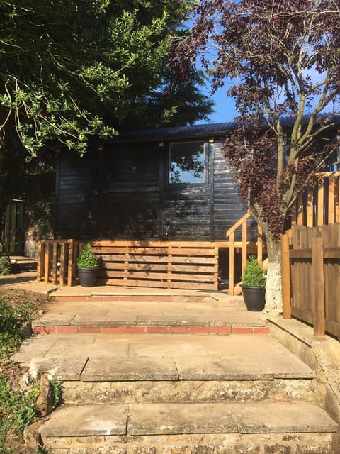 The Cherry Tree Gypsy Wagon House in Cherwell District