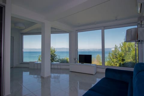 Natural landscape, TV and multimedia, Living room, Seating area, Lake view, Sea view