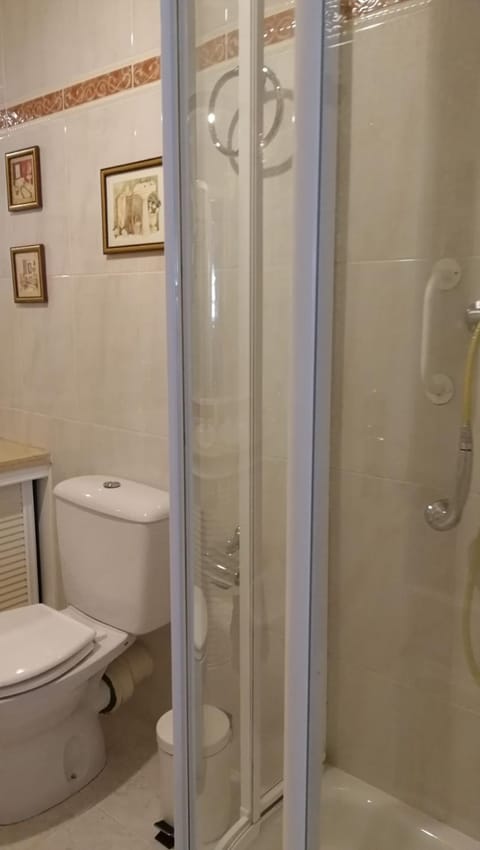 Shower, Toilet