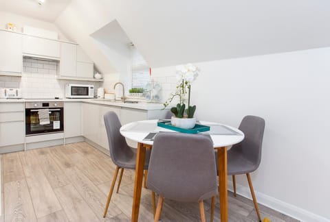 Kitchen or kitchenette, Dining area