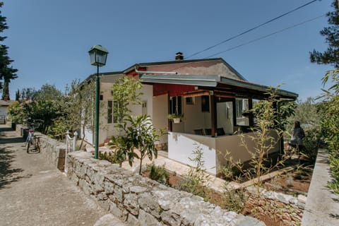 Property building, Patio, Facade/entrance, Street view