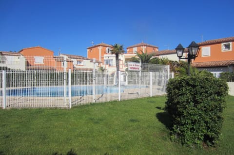 Property building, Garden, Swimming pool, Swimming pool