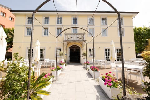 Facade/entrance, Balcony/Terrace