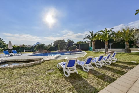 Swimming pool, sunbed