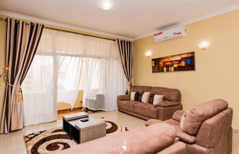 Communal lounge/ TV room, Living room, Decorative detail, Decorative detail, On site, children, young children, older children, group of guests, Family