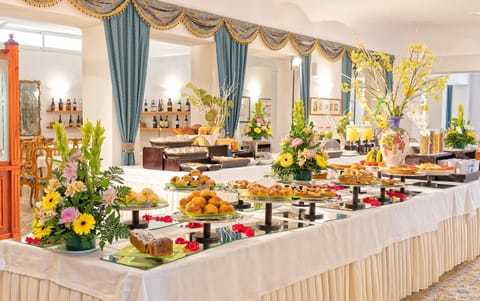 Restaurant/places to eat, Buffet breakfast