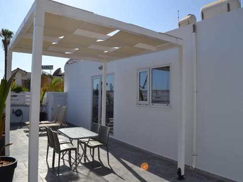 Patio, Balcony/Terrace, Street view