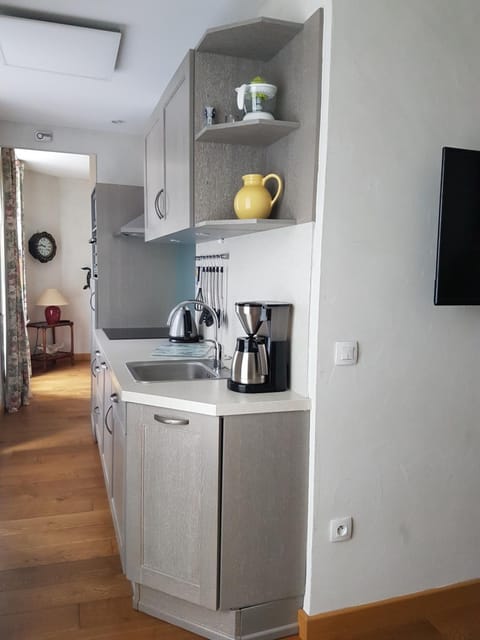 Coffee/tea facilities, dishwasher, minibar, pet friendly, stove