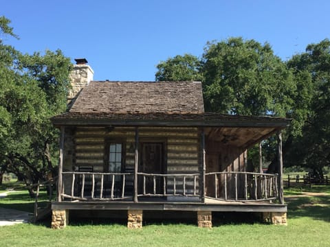 Property building, Day, Balcony/Terrace