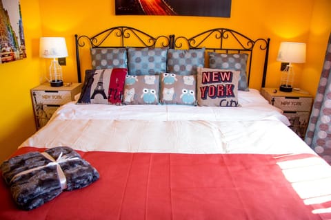 Bed, Photo of the whole room, Decorative detail, Bedroom