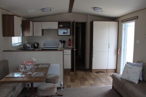 Kitchen or kitchenette, Living room, Seating area, Dining area