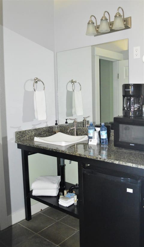 Bathroom, Coffee/tea facilities, Kitchen or kitchenette