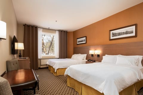 Holiday Inn Express & Suites Tremblant, an IHG Hotel Resort in Mont-Tremblant