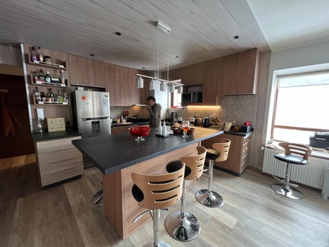 Kitchen or kitchenette, Dining area, minibar, oven