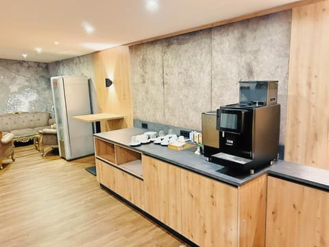 Coffee/tea facilities, Food and drinks, Business facilities