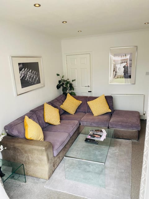 Arma Short Stays 122 - Spacious 3 Bed Oxford House Sleeps 6- FREE PARKNG For 2 Vehicles - Large Garden House in Oxford