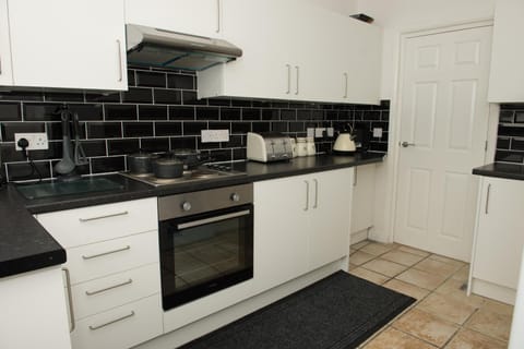 Arma Short Stays 122 - Spacious 3 Bed Oxford House Sleeps 6- FREE PARKNG For 2 Vehicles - Large Garden House in Oxford
