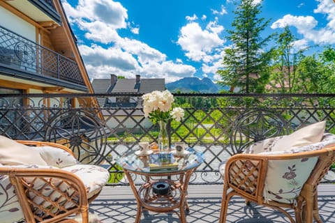 Property building, Day, Natural landscape, View (from property/room), Balcony/Terrace, Garden view, Mountain view, Mountain view