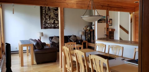 Price Drop! 54 per Night - Invermere on the Lake! 4 Br - 8 Beds - Mountain View Family Home! Pets OK! Golf! Walk to Town! Shopping, Kinsman Beach, Tennis, Restaurants Casa in Invermere