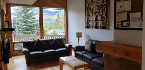Invermere Luxury 4 Bedroom Mountain Lake View Home - Sleeps 8, 2 decks, Huge Yard, Walk to Town -Beach, Tennis, Golf at 12 Courses - Hot Springs Close By!! Maison in Invermere