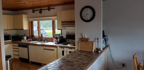 Price Drop! 54 per Night - Invermere on the Lake! 4 Br - 8 Beds - Mountain View Family Home! Pets OK! Golf! Walk to Town! Shopping, Kinsman Beach, Tennis, Restaurants Casa in Invermere