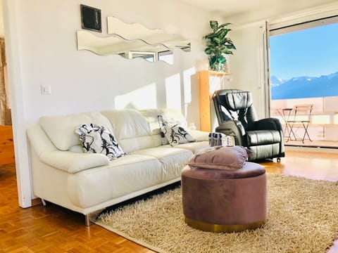 Spacious Apartment with Lake View | 35 Condo in Montreux