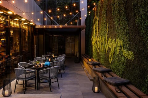 Restaurant/places to eat, Garden, Lounge or bar