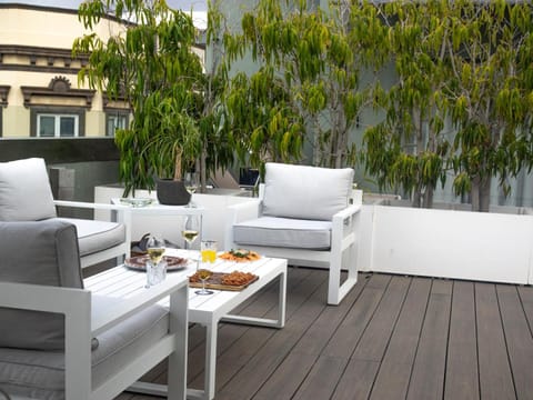 Balcony/Terrace, Living room, Food and drinks, Food, City view