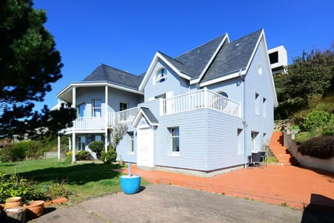 Facade/entrance, BBQ facilities, Garden, Balcony/Terrace