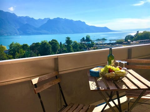 View (from property/room), Balcony/Terrace, Dining area, Lake view, Mountain view