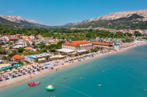 Property building, Nearby landmark, Restaurant/places to eat, Day, Bird's eye view, Balcony/Terrace, Beach, Mountain view, Sea view, Swimming pool