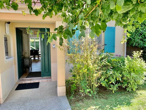 DISNEY & PARIS Happy Villa for 10 persons with Private Garden & Terrace 4 bedrooms, 3 bathrooms FIBER Wifi Netflix & free Parking Villa in Bailly-Romainvilliers
